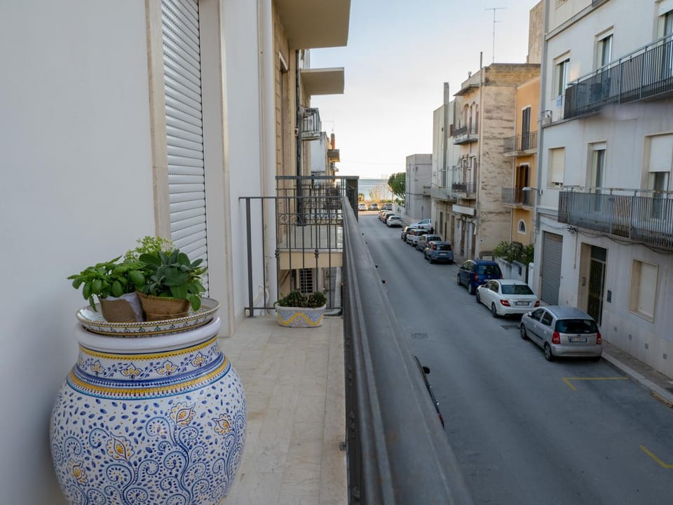 Property building, Neighbourhood, Street view, Quiet street view