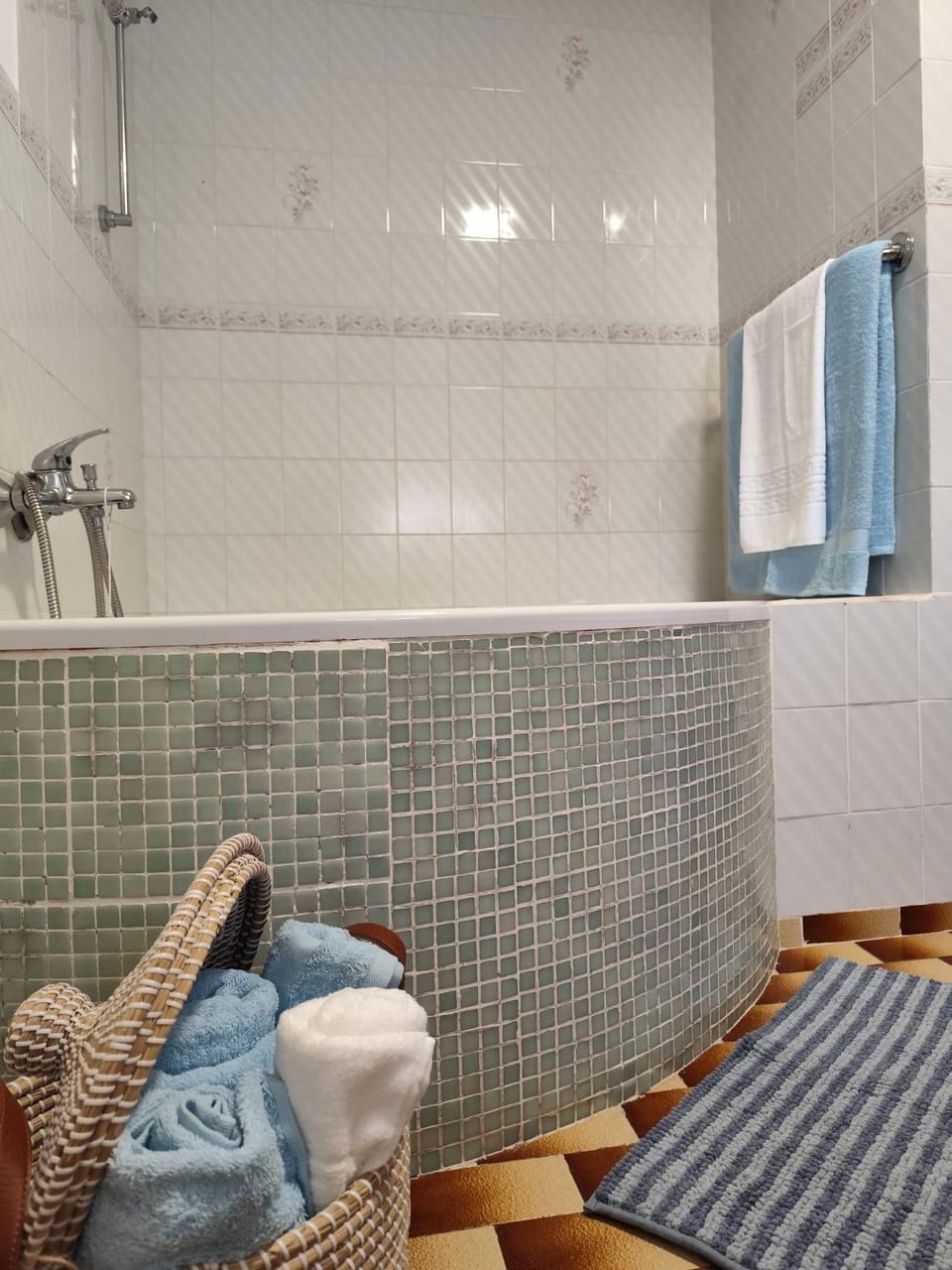 Bathroom, Bath, towels