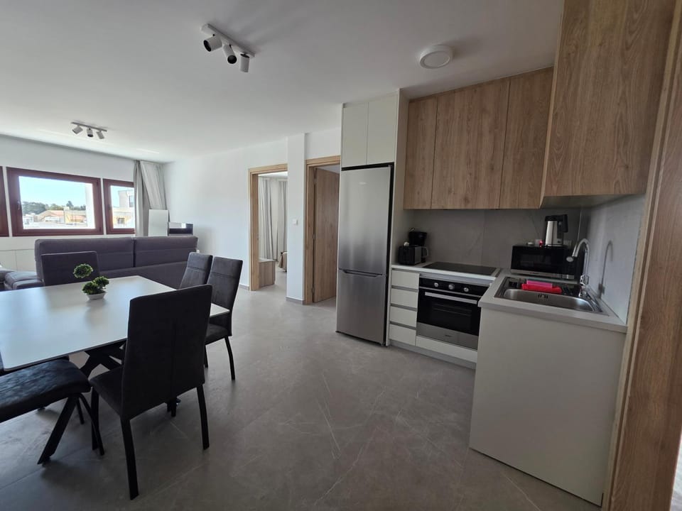 Kitchen or kitchenette, Dining area, oven