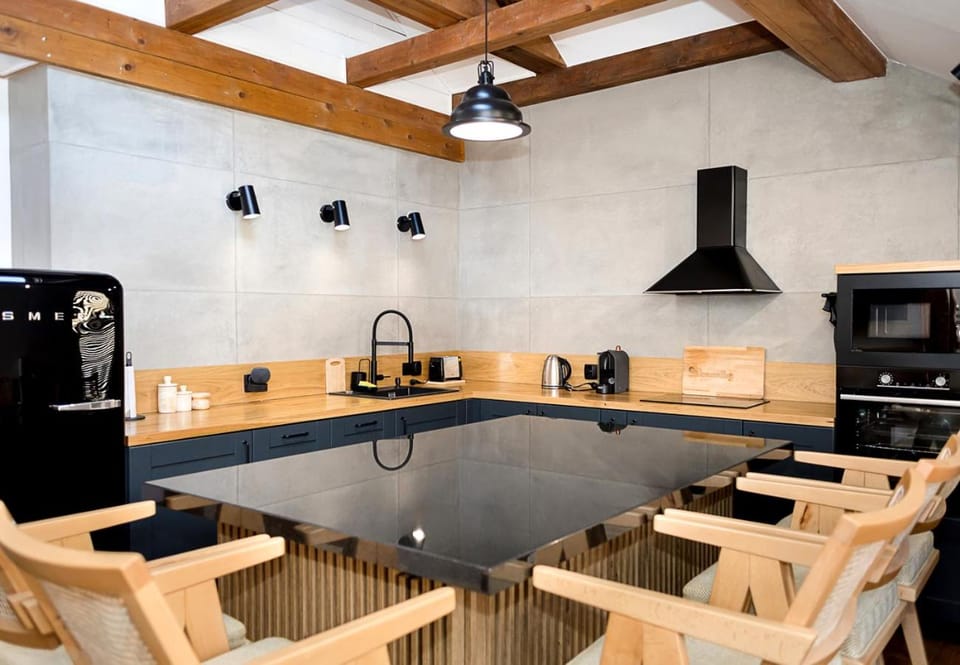 Coffee/tea facilities, Kitchen or kitchenette, Dining area, stove, toaster