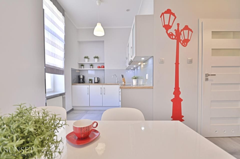 Coffee/tea facilities, Kitchen or kitchenette, Dining area, stove