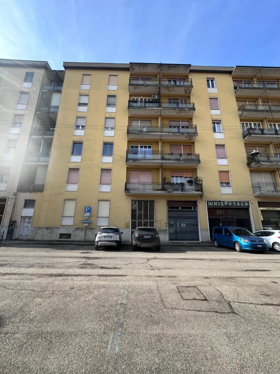 Property building, Day, Neighbourhood, City view, Street view, Location, Parking