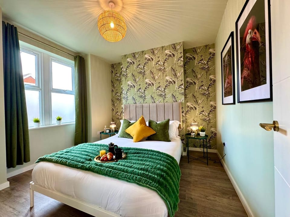 Stunning 4-Bedroom Home - 10 mins to Sandbanks Beach House in Poole