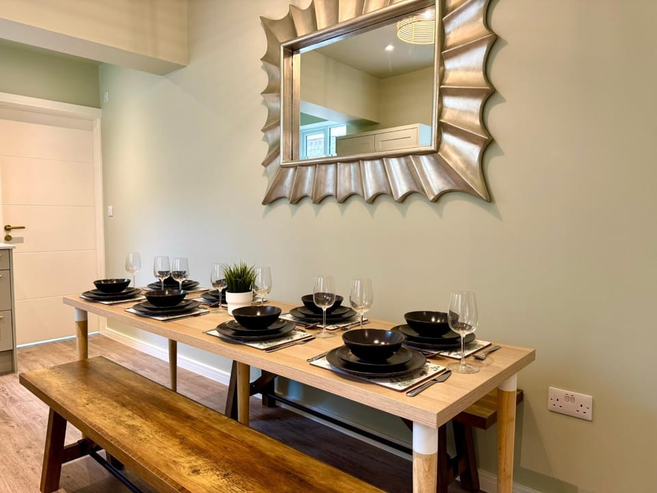 Stunning 4-Bedroom Home - 10 mins to Sandbanks Beach House in Poole