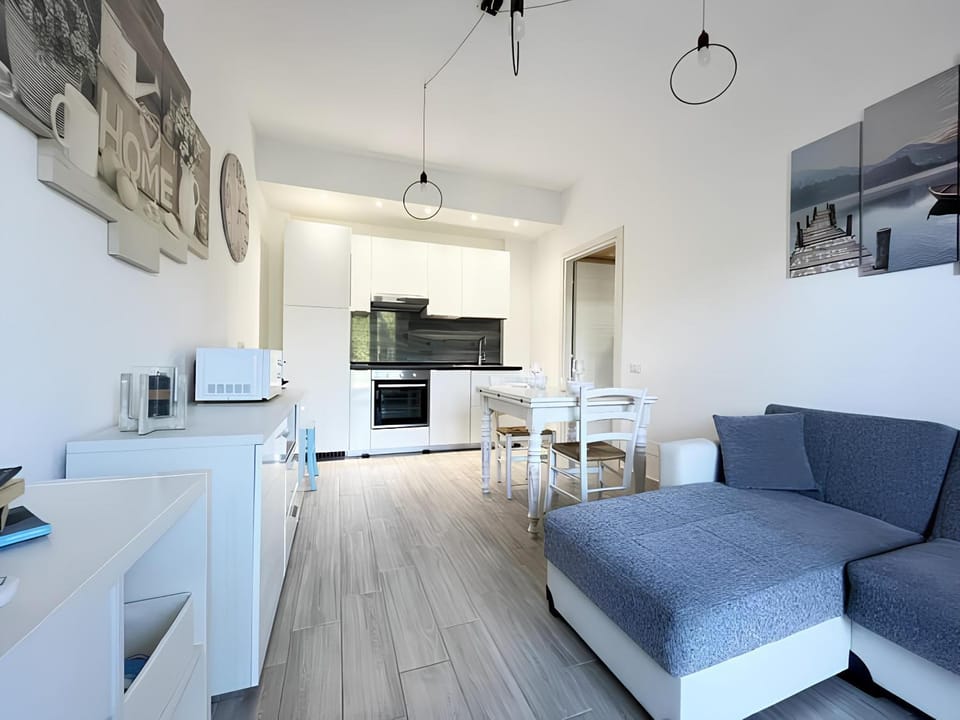Kitchen or kitchenette, Living room, Seating area, Dining area, stove