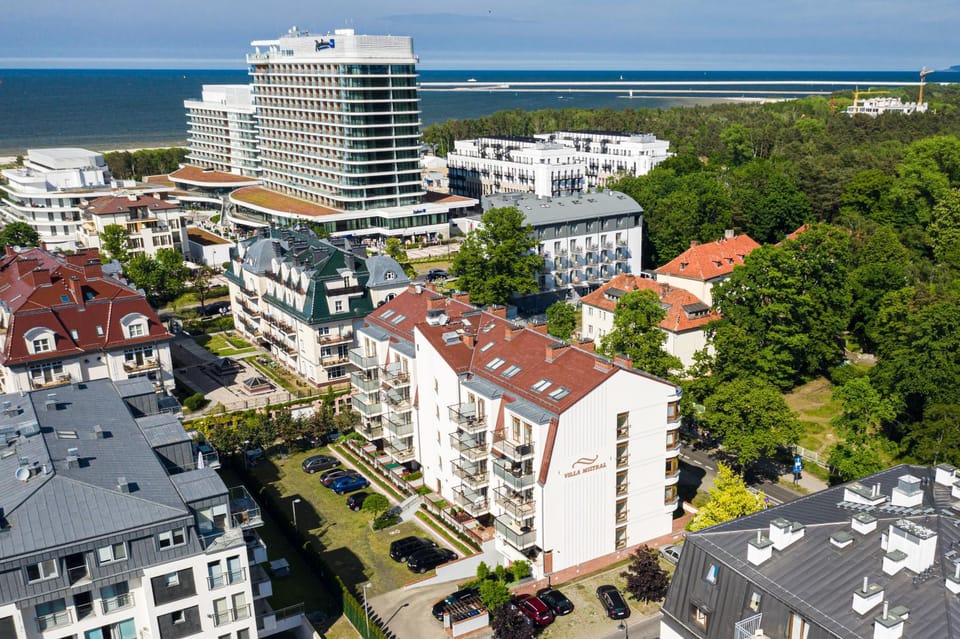 Bird's eye view, Sea view, Location