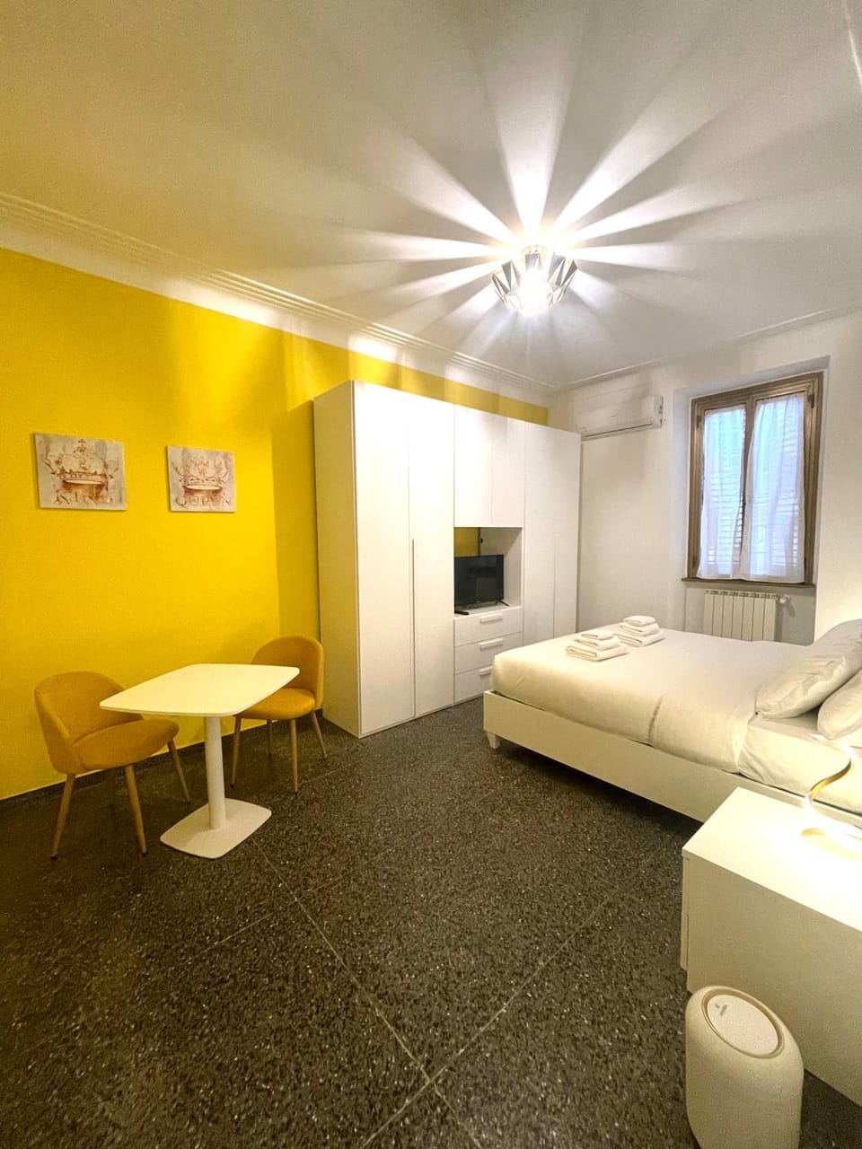 Bed, TV and multimedia, Photo of the whole room, Bedroom