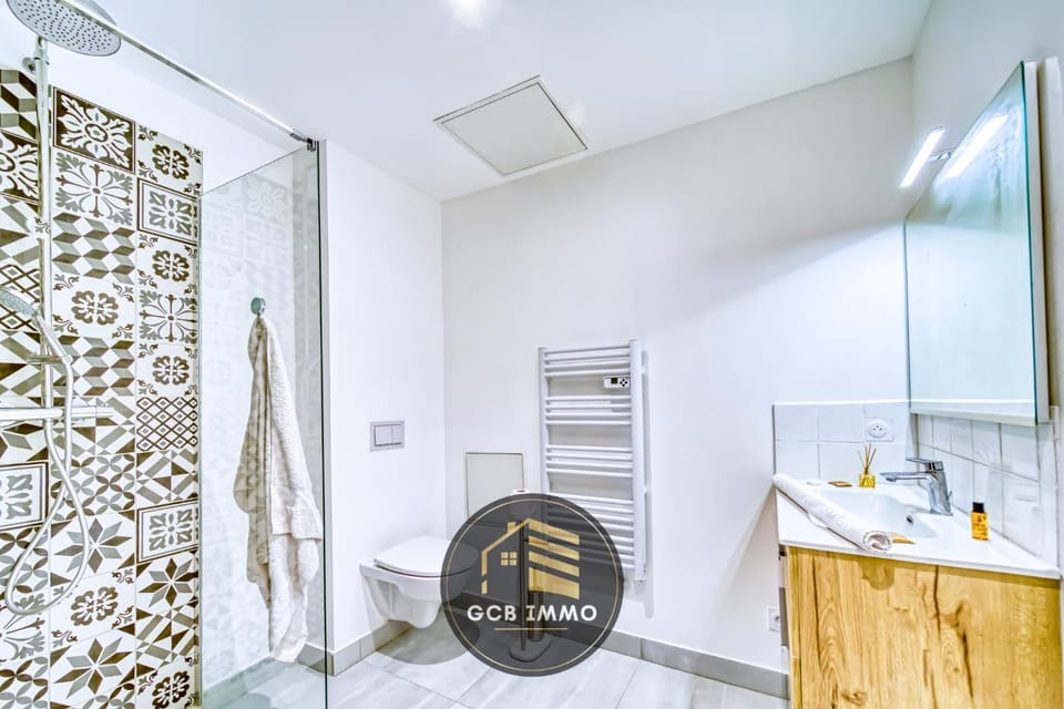 Shower, Toilet, Bathroom, towels