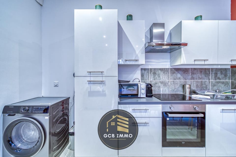 Kitchen or kitchenette, oven, stove, washing machine