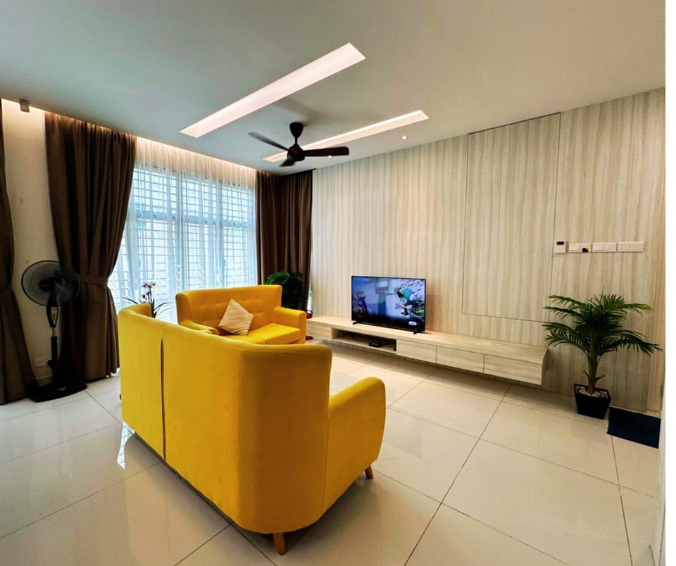 Luxury 5BR stay walk to beach & Night market fun Villa in Batu Ferringhi, Penang, Malaysia