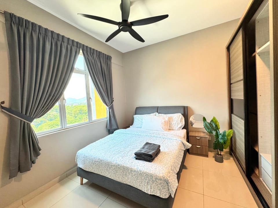 Bed, Photo of the whole room, Bedroom, towels
