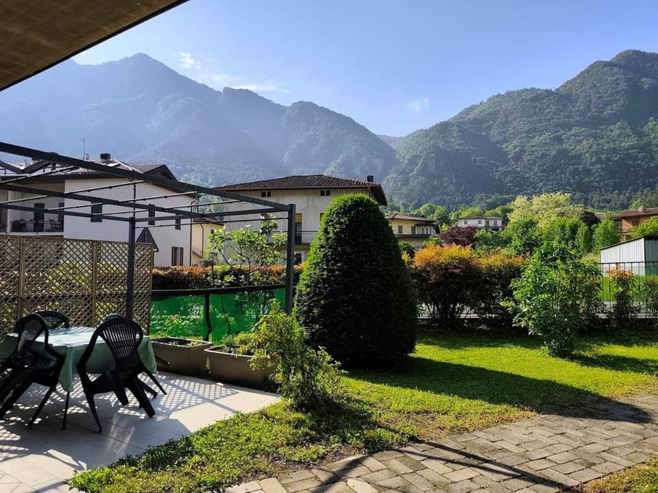 Property building, Patio, Spring, Day, Natural landscape, Garden, Garden view, Mountain view