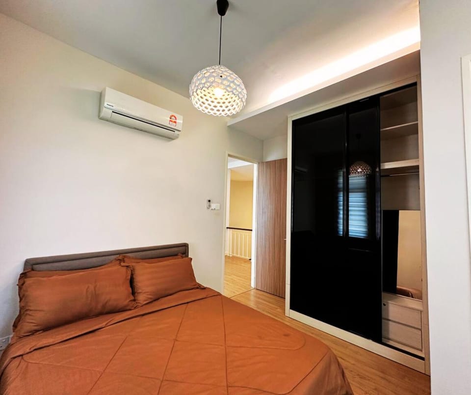 Large Family Villa Beach & Night Market Steps Away 20 Pax Villa in Batu Ferringhi, Penang, Malaysia