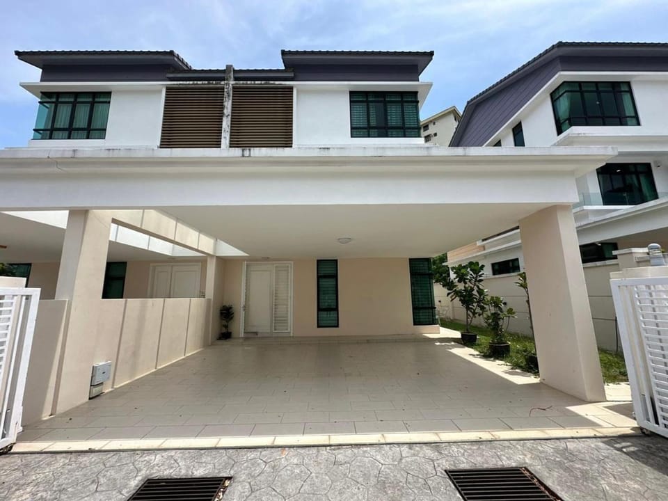 Large Family Villa Beach & Night Market Steps Away 20 Pax Villa in Batu Ferringhi, Penang, Malaysia