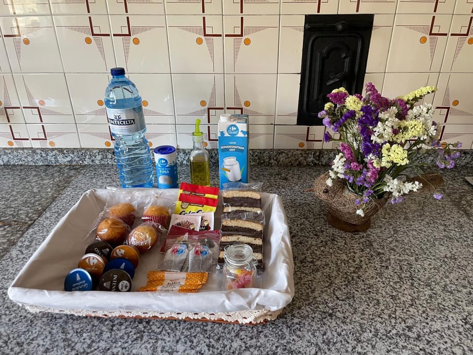 Kitchen or kitchenette, Food and drinks, Food, Lunch, Drinks