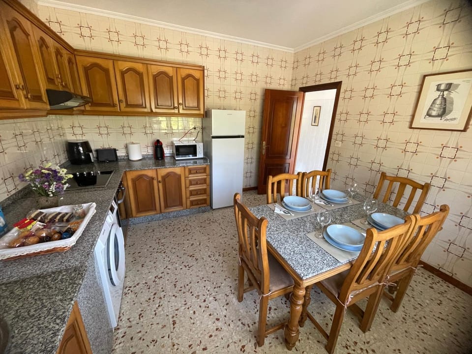 Coffee/tea facilities, Kitchen or kitchenette, Food and drinks, Food, oven, stove, toaster