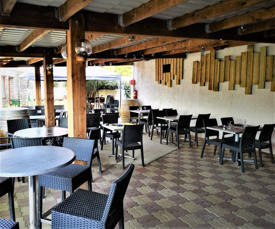 Restaurant/places to eat, Balcony/Terrace