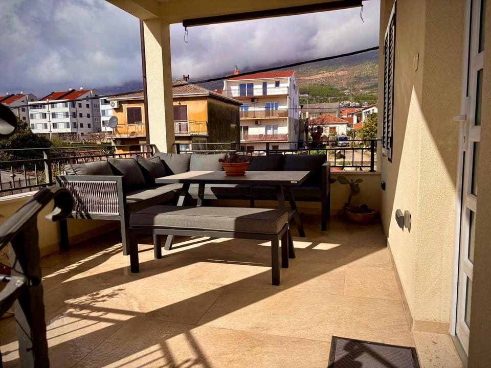 Balcony/Terrace, Mountain view