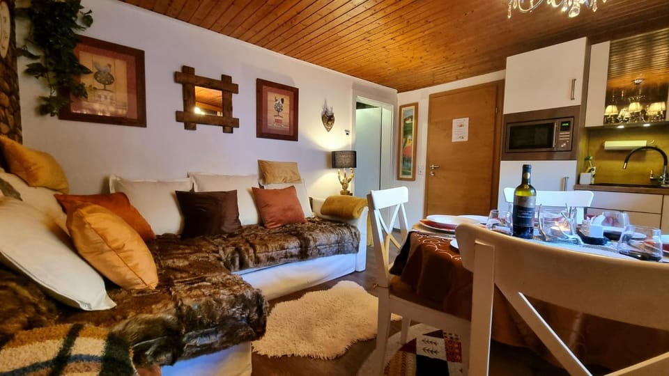 Kitchen or kitchenette, Living room, Seating area, Dining area