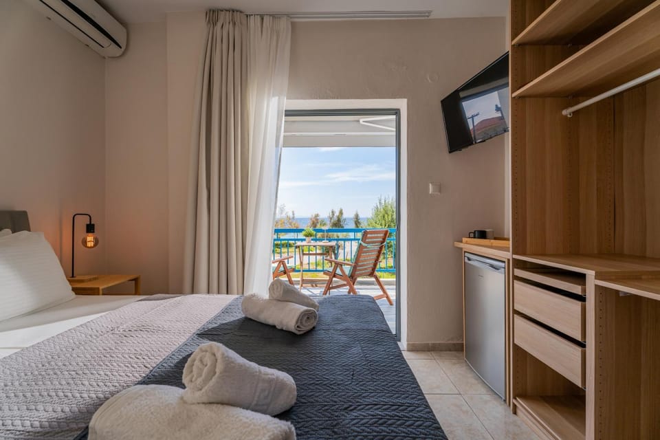 Bed, Natural landscape, TV and multimedia, View (from property/room), Balcony/Terrace, Photo of the whole room, Bedroom, Sea view, towels, wardrobe, air conditioner