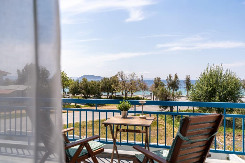 Patio, Day, Natural landscape, View (from property/room), Balcony/Terrace, Dining area, Sea view