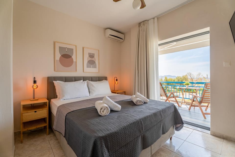 Bed, View (from property/room), Balcony/Terrace, Photo of the whole room, Bedroom, towels, air conditioner