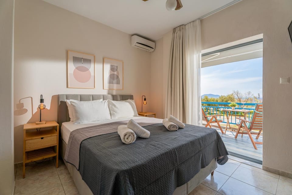 Bed, View (from property/room), Balcony/Terrace, Photo of the whole room, Bedroom, towels, air conditioner