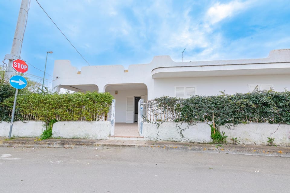 Property building, Day, Neighbourhood, Street view