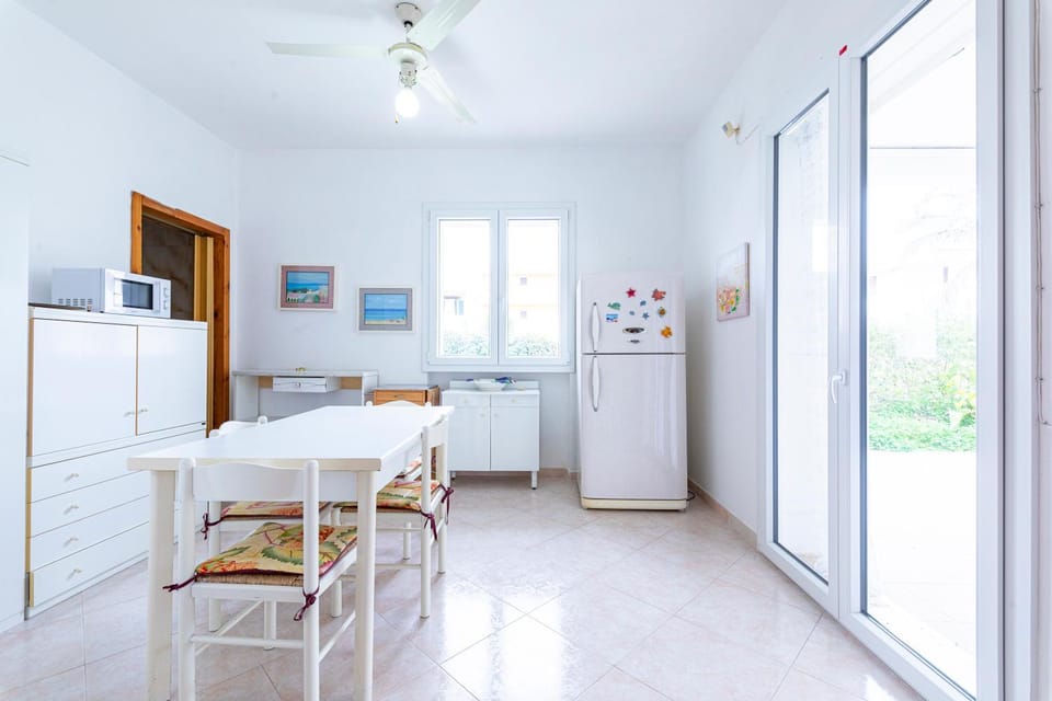 Kitchen or kitchenette, Dining area, oven