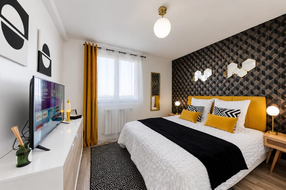 Bed, TV and multimedia, Bedroom