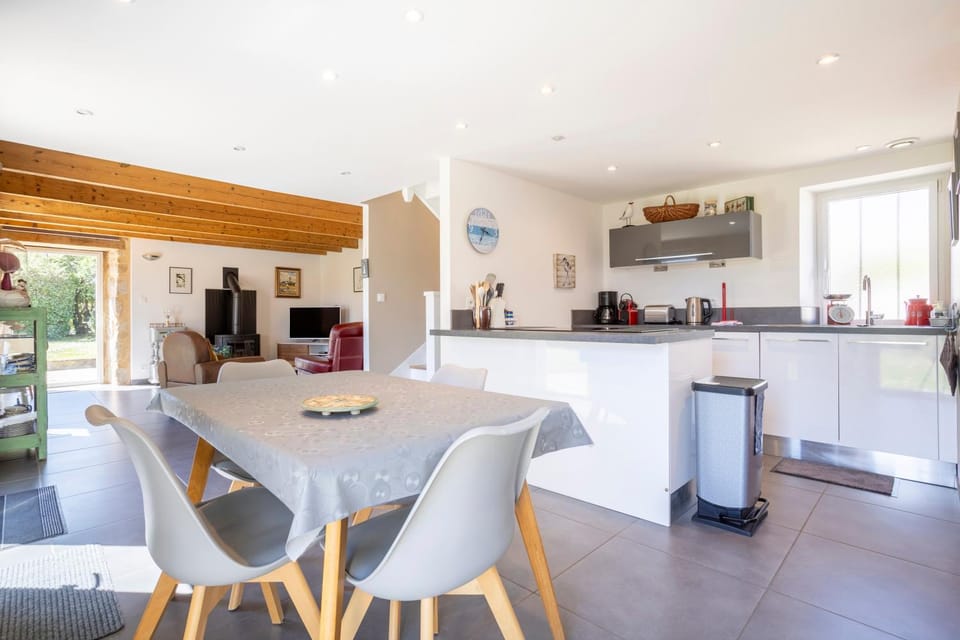 Property building, Kitchen or kitchenette, Living room