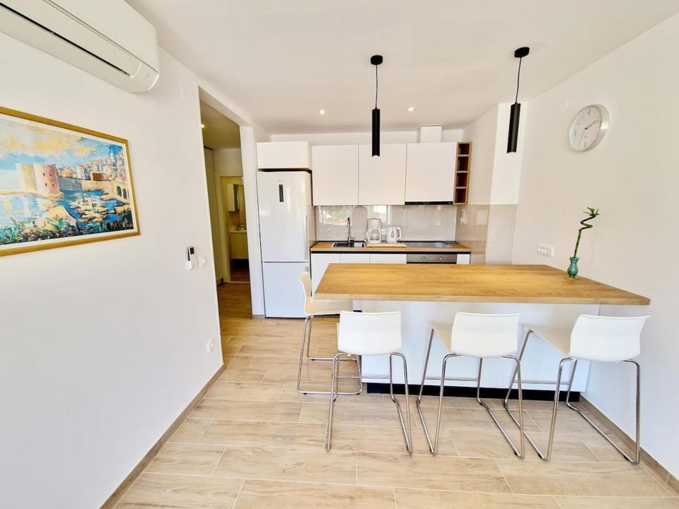 Kitchen or kitchenette, Dining area, oven, stove