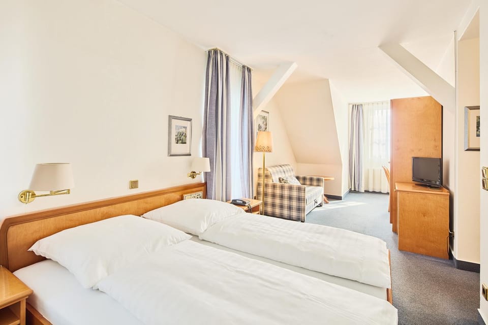 Bed, TV and multimedia, Photo of the whole room, Bedroom