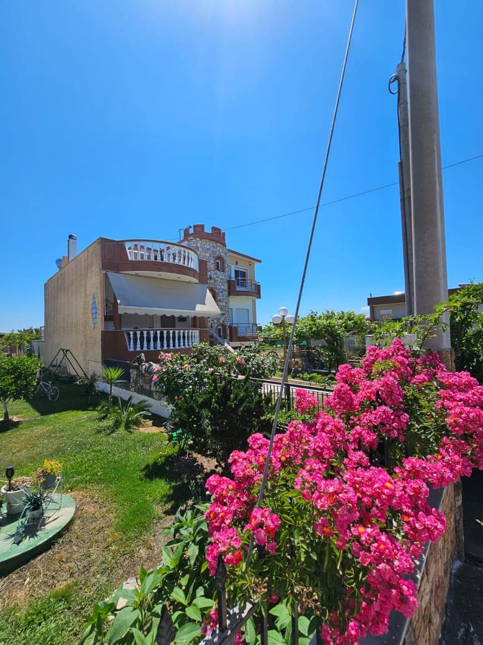 Property building, Day, Garden, Garden view