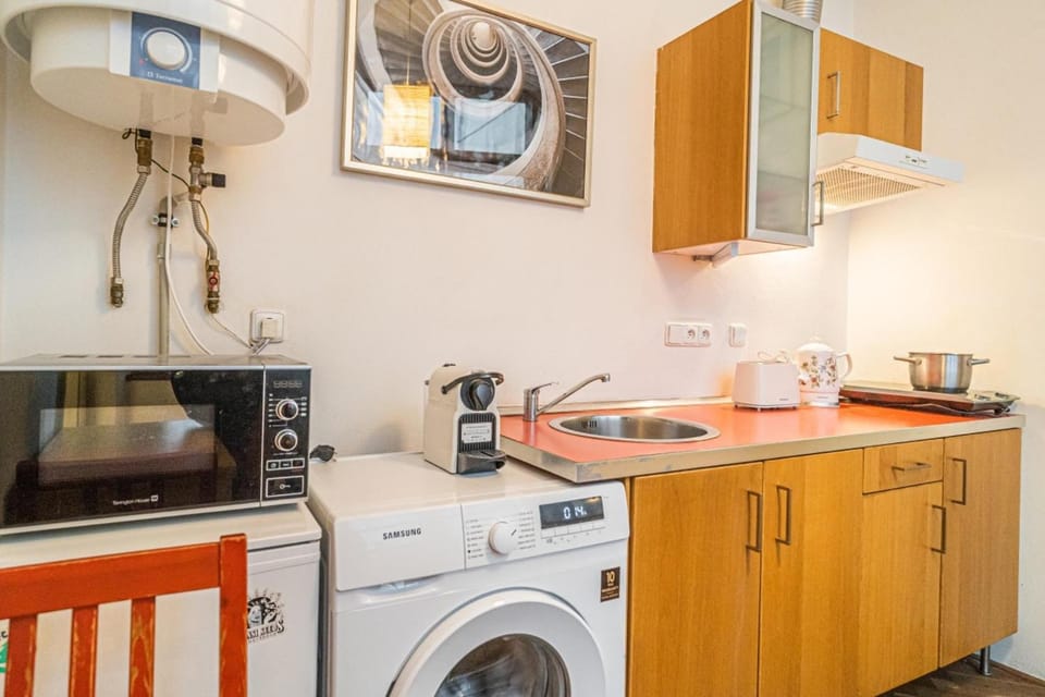 Coffee/tea facilities, Kitchen or kitchenette, microwave, stove, washing machine