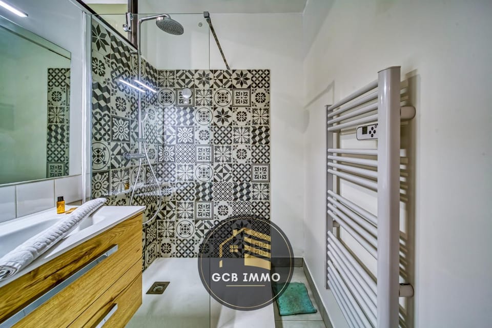 Shower, Bathroom, towels