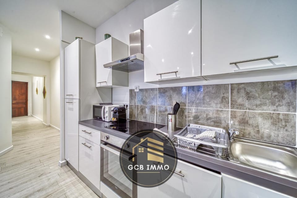 Kitchen or kitchenette, dishwasher, stove