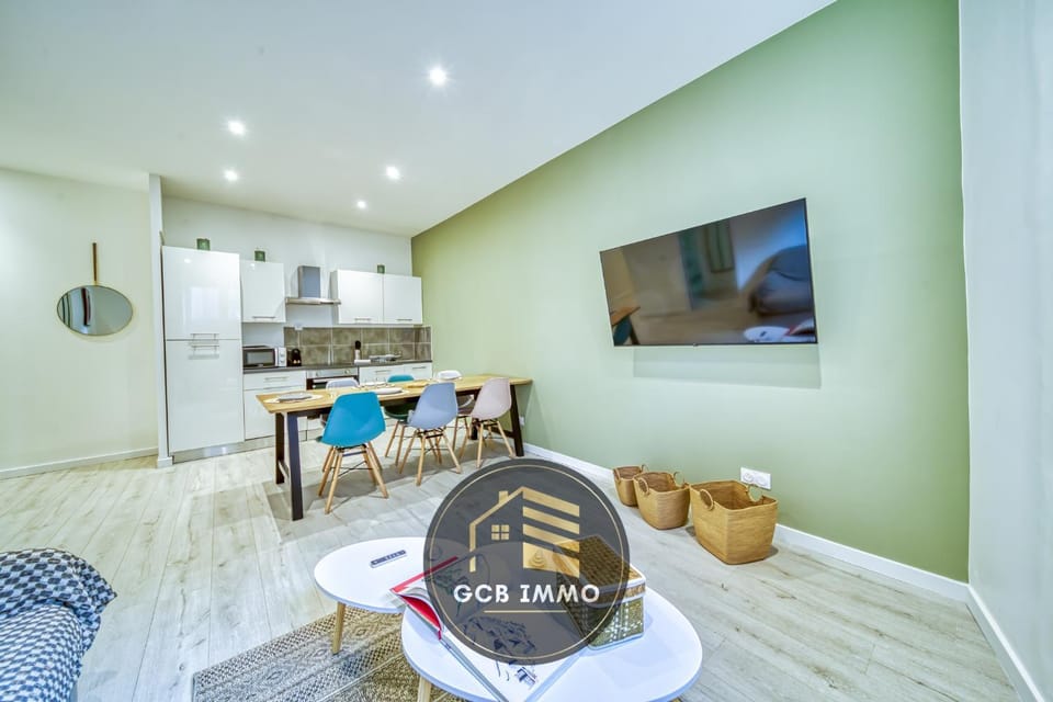 TV and multimedia, Living room, Seating area, Dining area, stove
