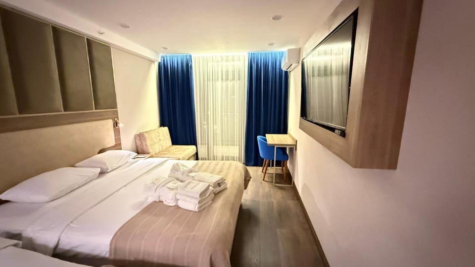 Bed, TV and multimedia, Bedroom, towels