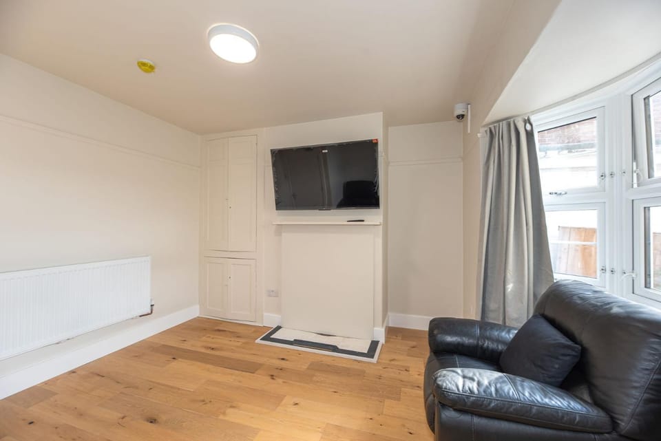 Communal lounge/ TV room, TV and multimedia, Living room, Seating area, Evening entertainment