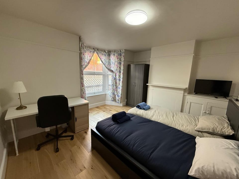 Bed, Photo of the whole room, Bedroom
