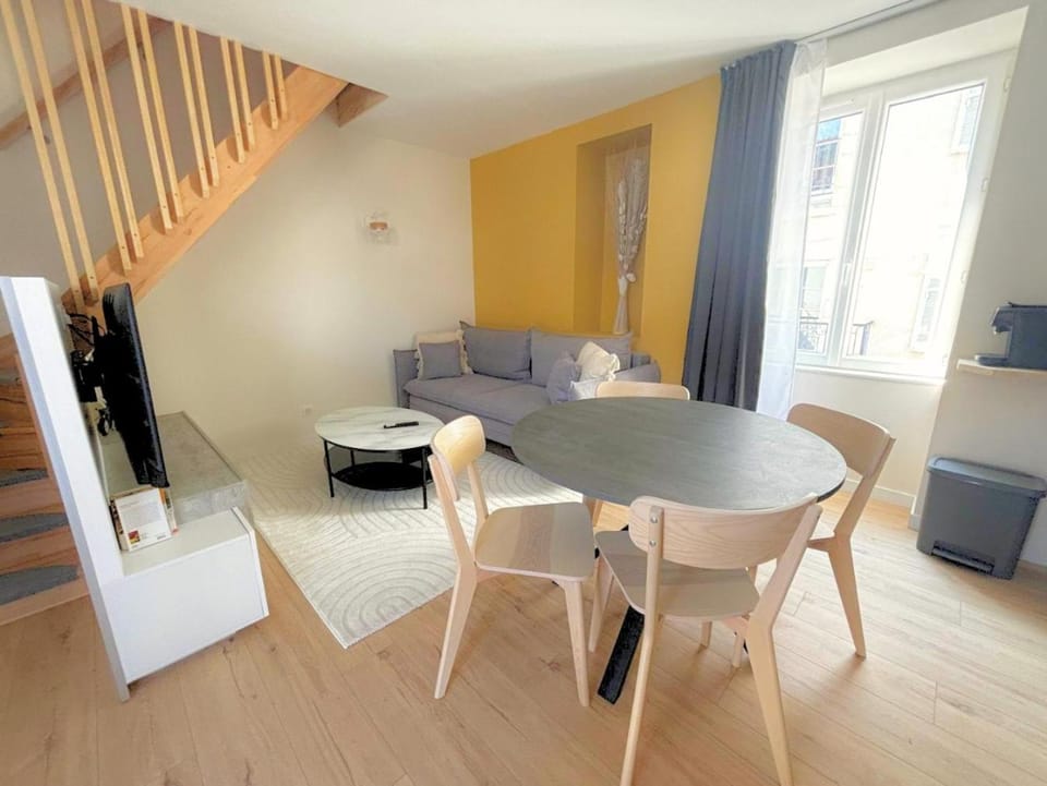 Duplex haut de gamme, climatisation, hyper centre, balcon, très calme, stationnements à 10m Apartment in Jura
