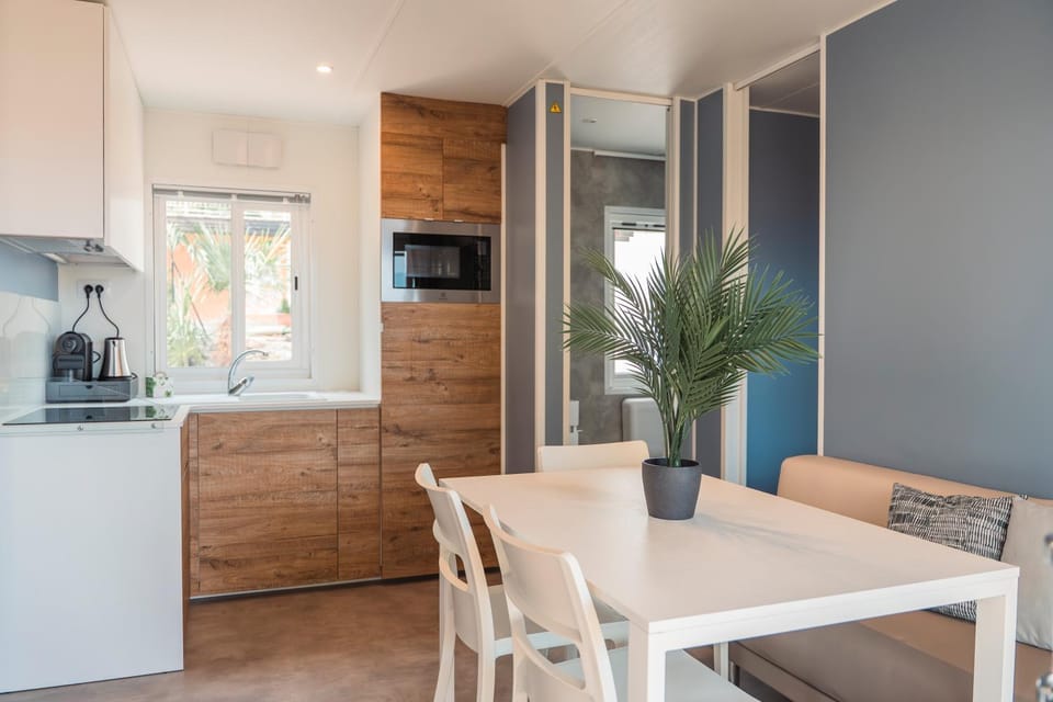 Kitchen or kitchenette, Living room, Dining area
