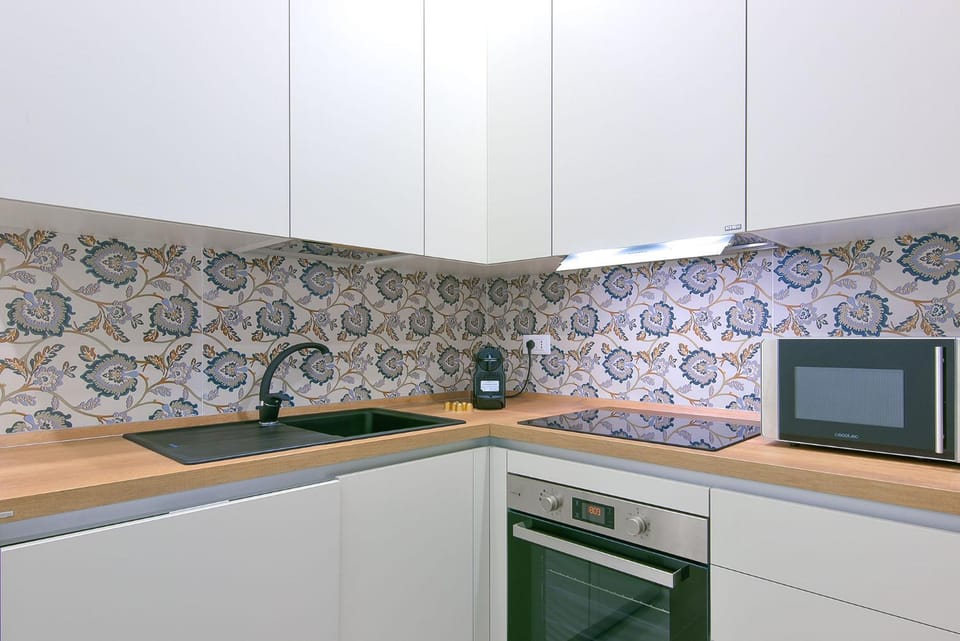 Kitchen or kitchenette, dishwasher, stove