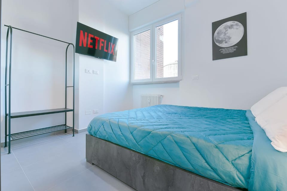Bed, TV and multimedia, Photo of the whole room, Bedroom