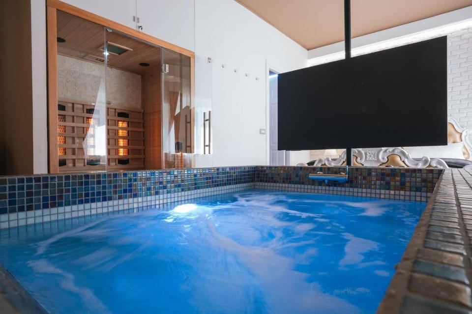 Hot Tub, Sauna, TV and multimedia