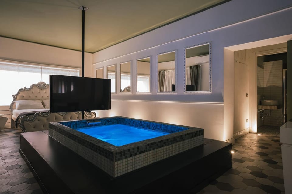 Bed, Hot Tub, TV and multimedia