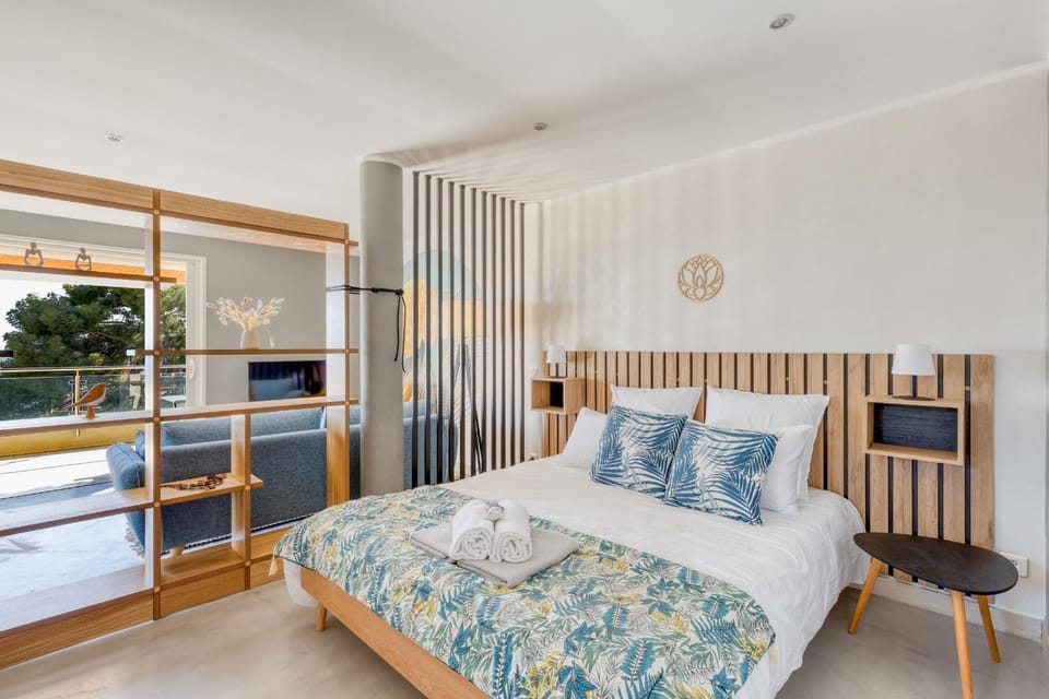 Bed, Bedroom, towels