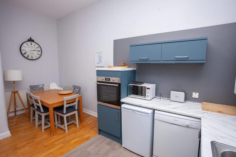 Coffee/tea facilities, Kitchen or kitchenette, Dining area, dishwasher, oven, pet friendly, stove, toaster