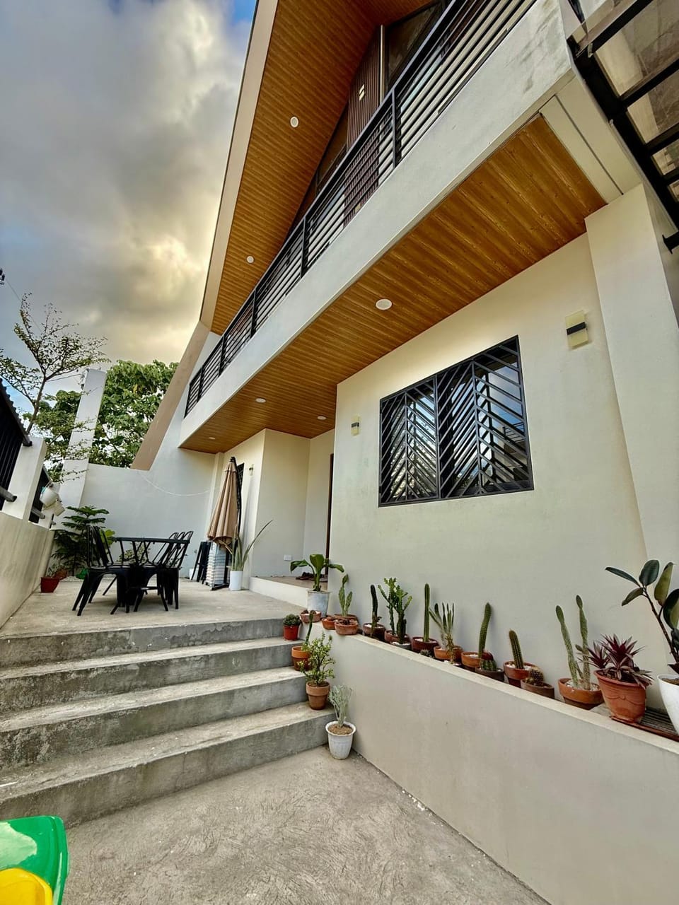 3 Storey House with Attic Mountain View up to 20 Guests House in Antipolo